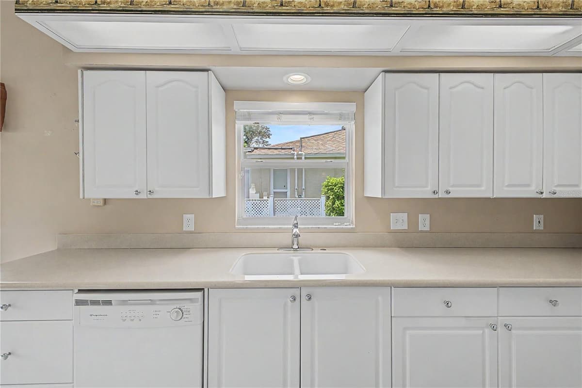8018 SUGARBUSH DRIVE — photo 18 of 70