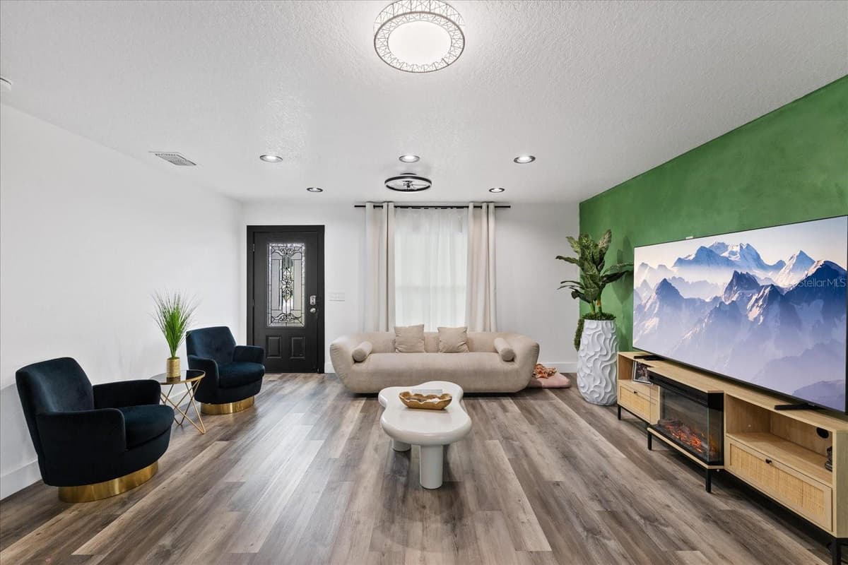 3209 HANNA AVENUE — photo 5 of 37