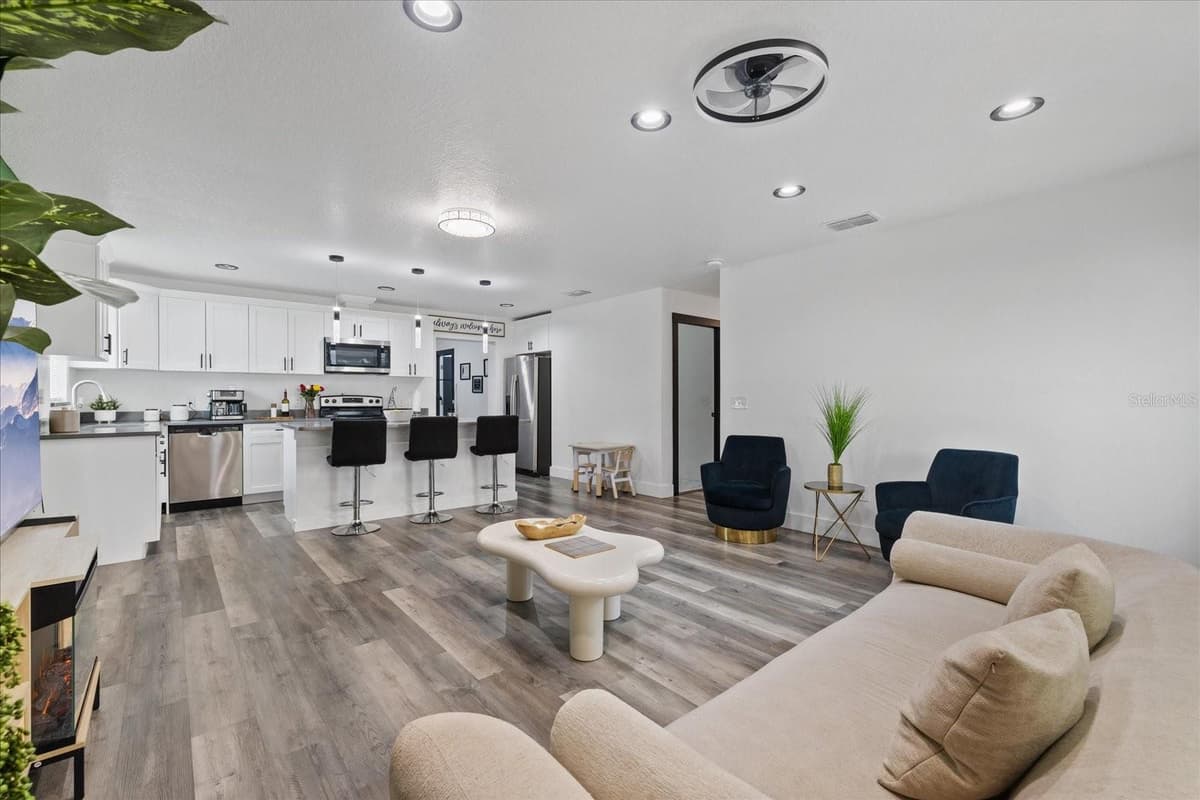 3209 HANNA AVENUE — photo 3 of 37