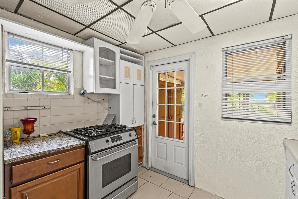507 PINEWOOD AVENUE — photo 18 of 64