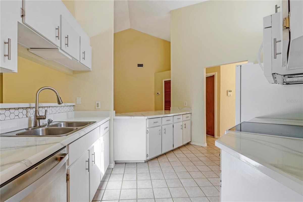 5812 NOB HILL BOULEVARD — photo 9 of 28