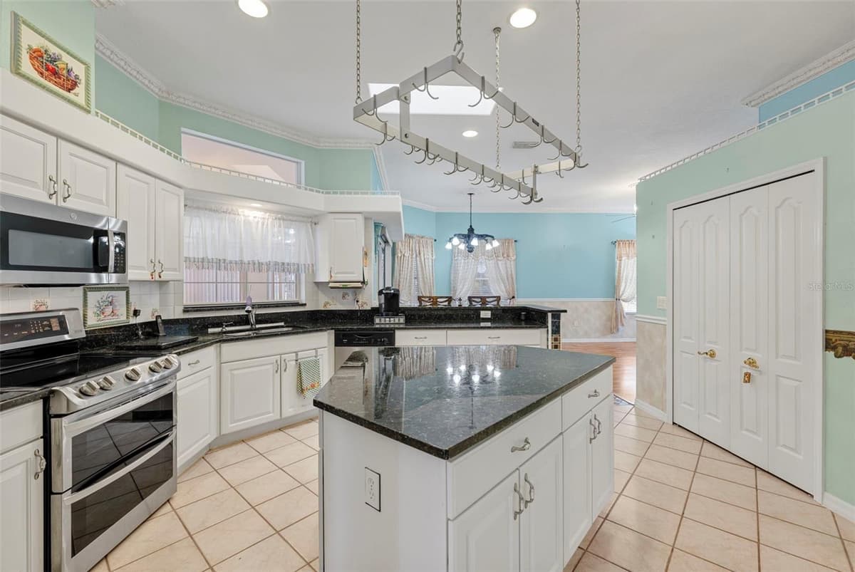 52 BUTTONWORTH DRIVE — photo 15 of 55