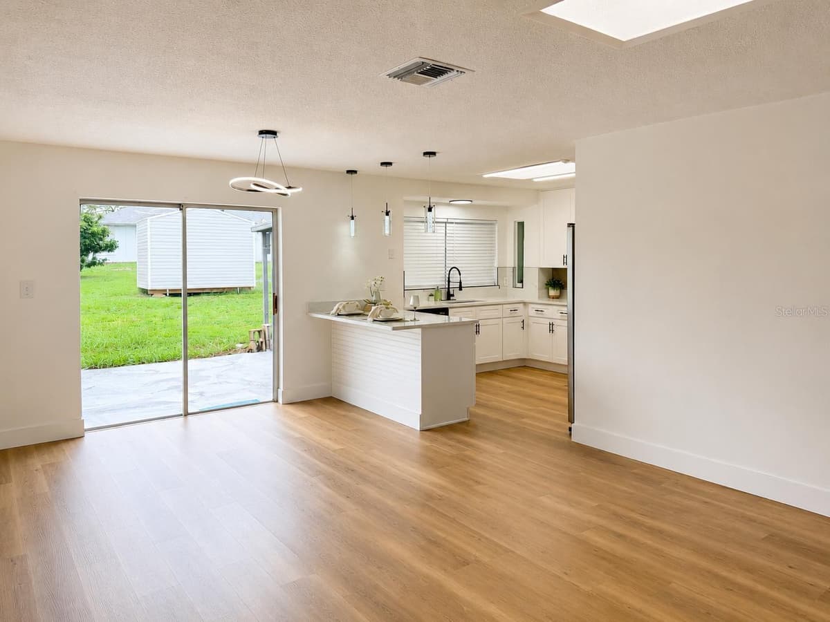 4401 MADERIA AVENUE — photo 6 of 20