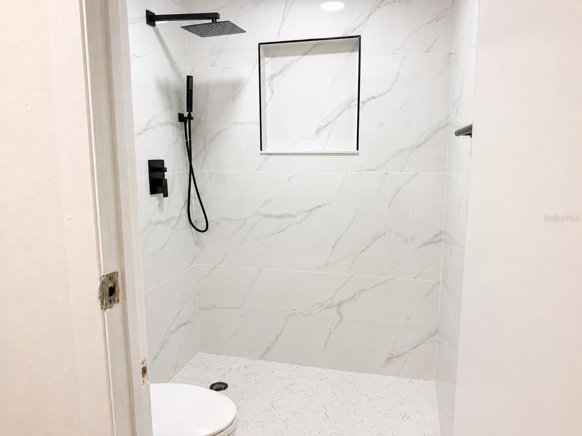 4401 MADERIA AVENUE — photo 17 of 20