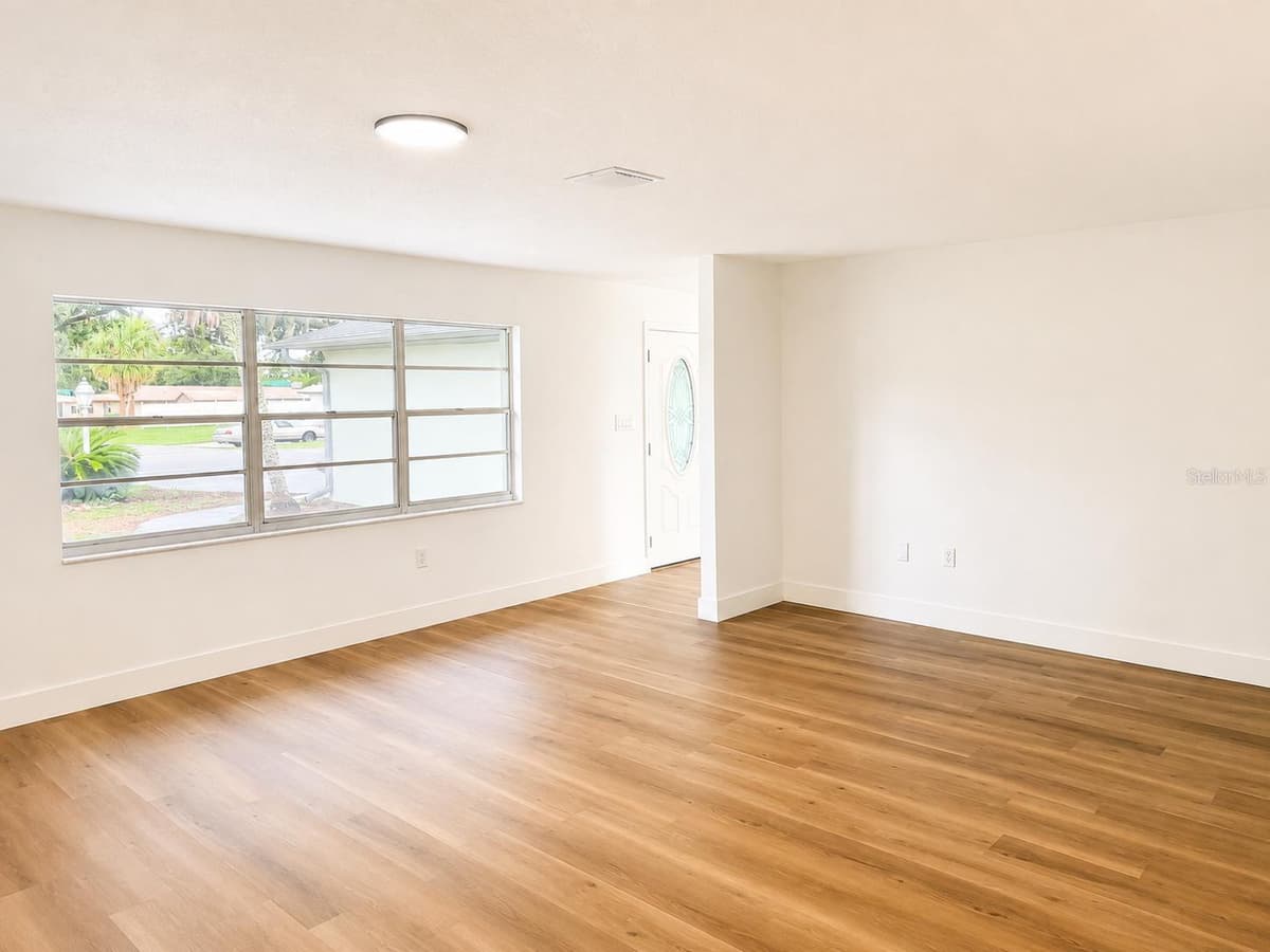 4401 MADERIA AVENUE — photo 11 of 20