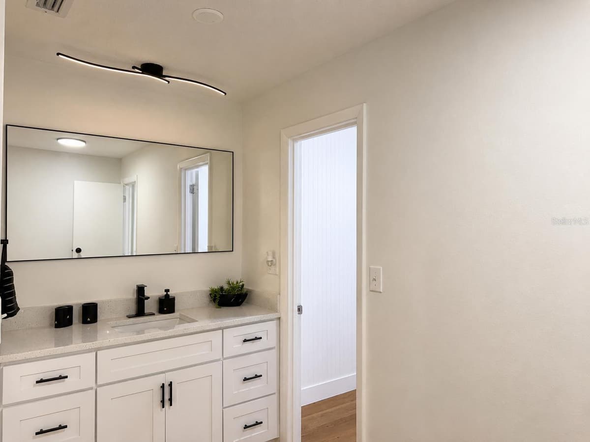 4401 MADERIA AVENUE — photo 15 of 20