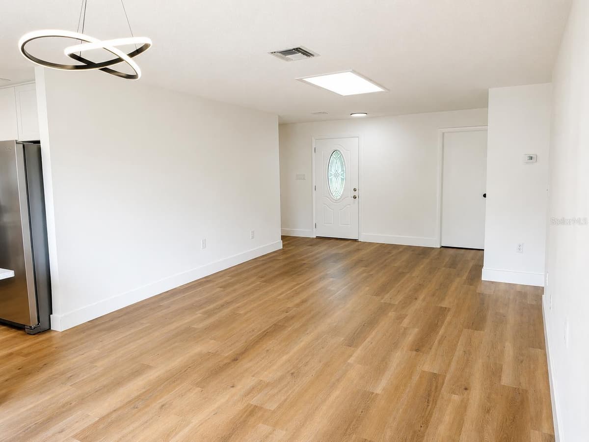 4401 MADERIA AVENUE — photo 5 of 20