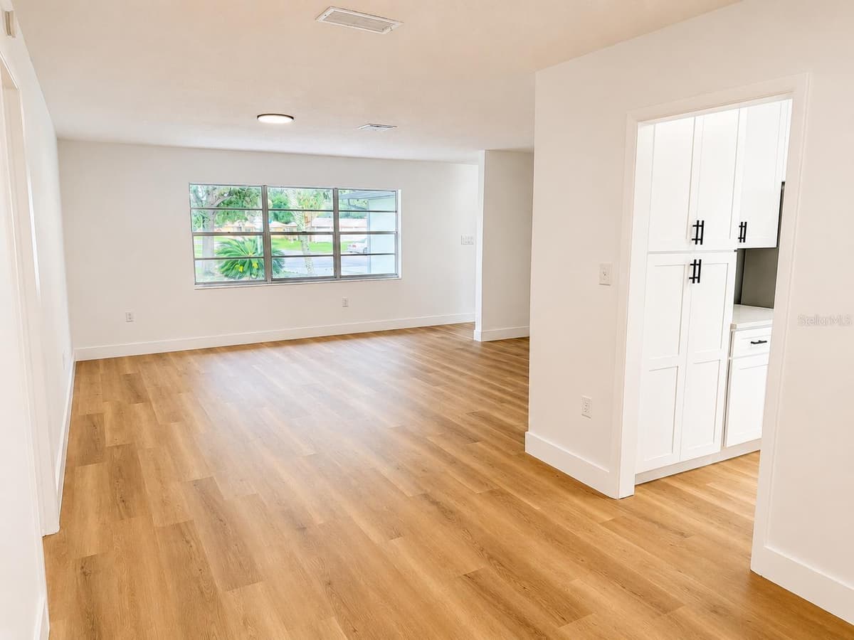 4401 MADERIA AVENUE — photo 10 of 20