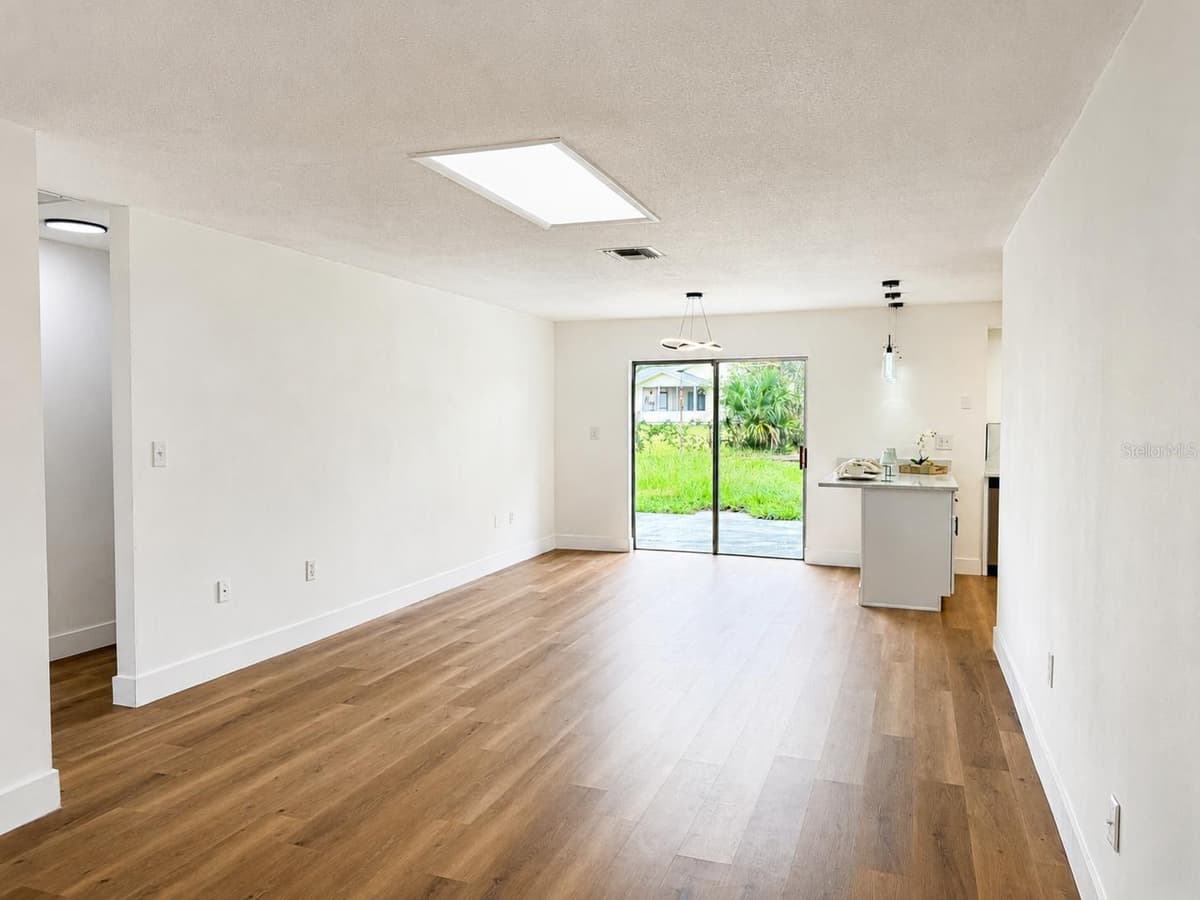4401 MADERIA AVENUE — photo 4 of 20