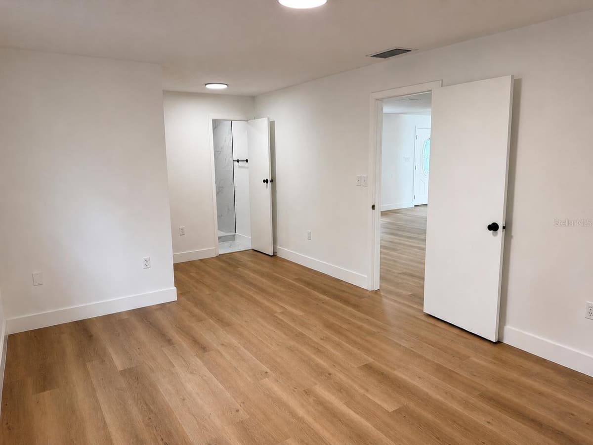 4401 MADERIA AVENUE — photo 13 of 20