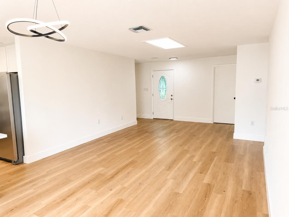 4401 MADERIA AVENUE — photo 12 of 20