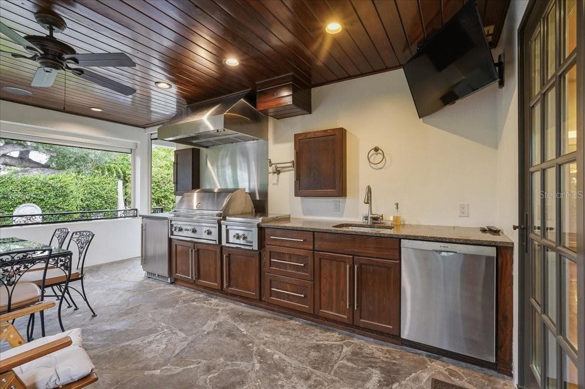89 MARTINIQUE AVENUE — photo 12 of 42