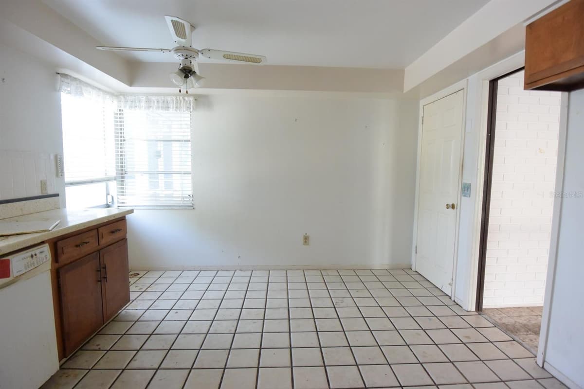 7124 JASMIN DRIVE — photo 12 of 38