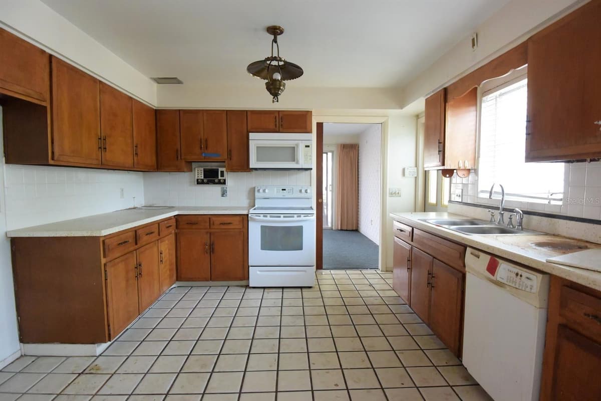 7124 JASMIN DRIVE — photo 11 of 38
