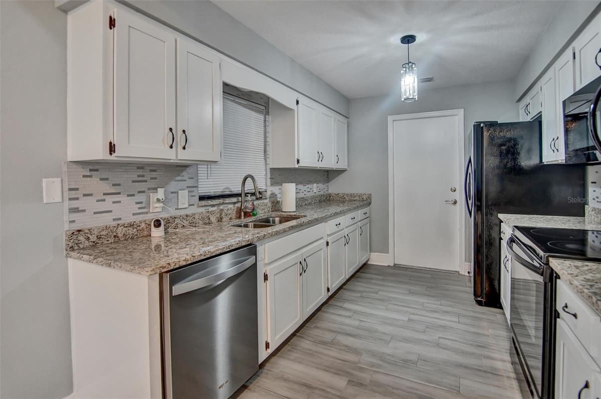 2728 COURTLAND BOULEVARD — photo 4 of 24