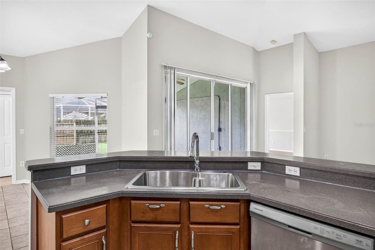 2605 VALENCIA GROVE DRIVE — photo 23 of 50