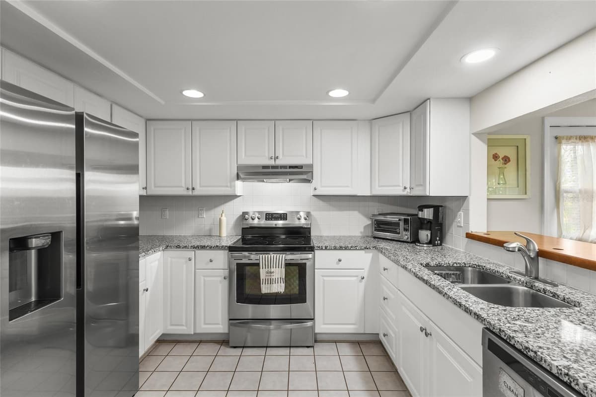 3015 SOUTHERN PARKWAY — photo 11 of 26
