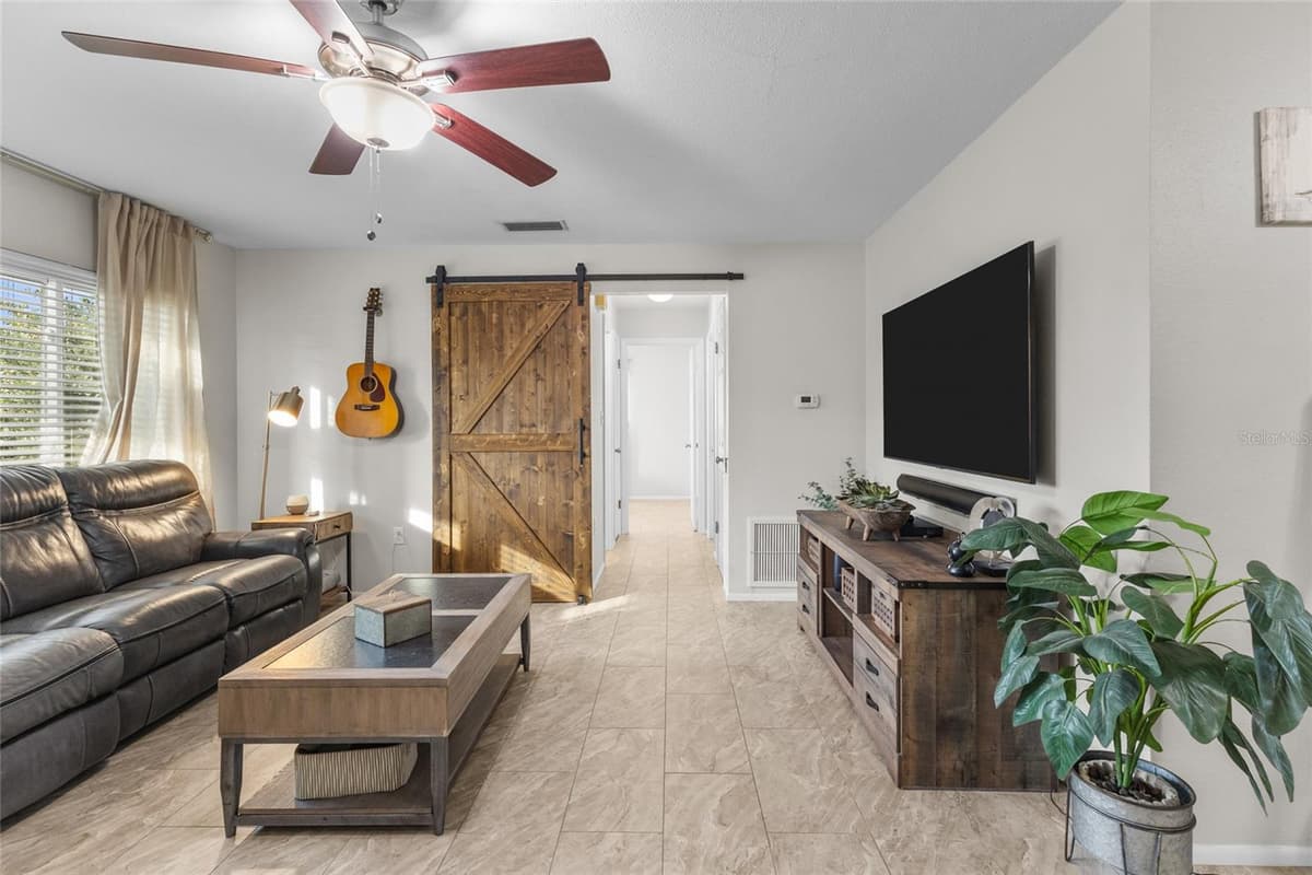 3015 SOUTHERN PARKWAY — photo 4 of 26