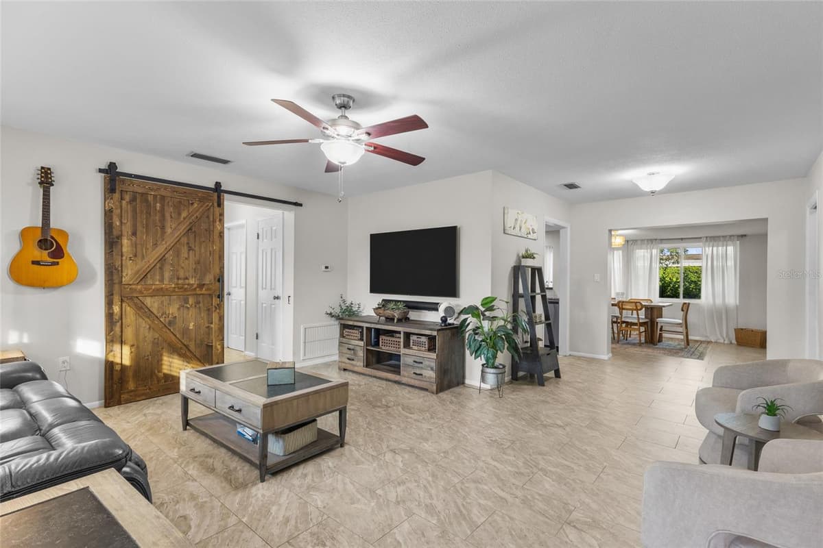 3015 SOUTHERN PARKWAY — photo 3 of 26