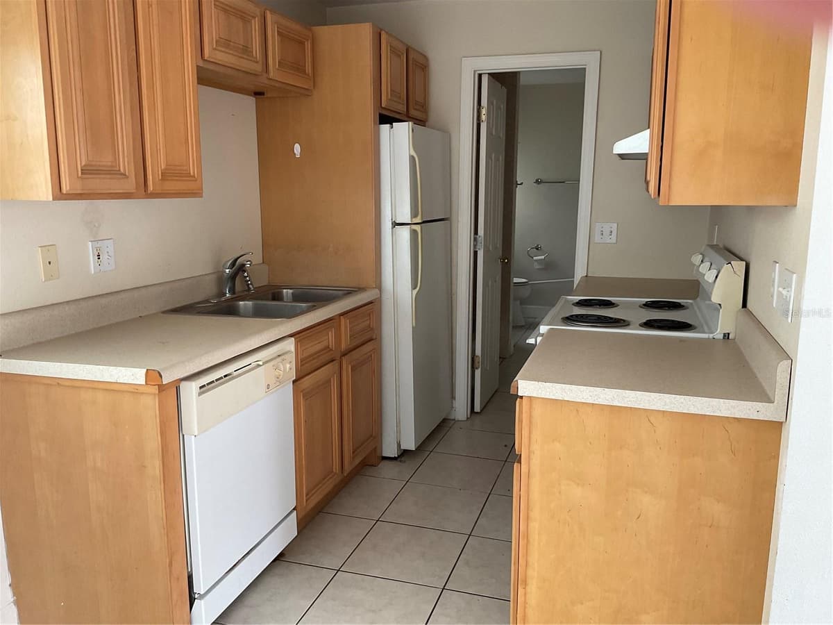 2121 LAKEVIEW DRIVE — photo 8 of 25