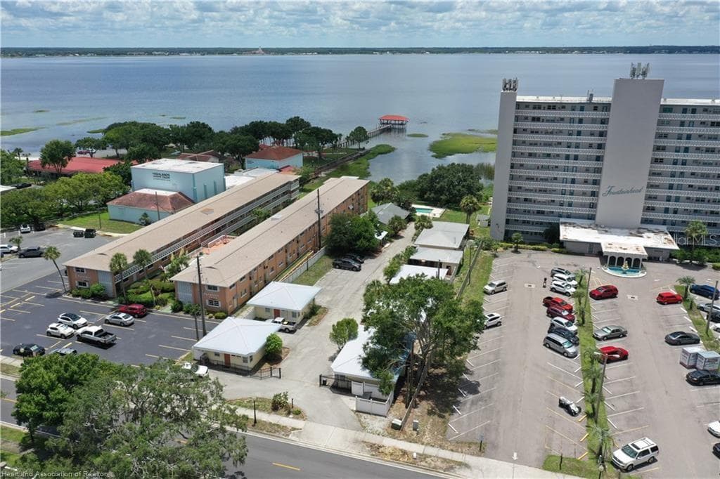 2121 LAKEVIEW DRIVE — photo 2 of 25