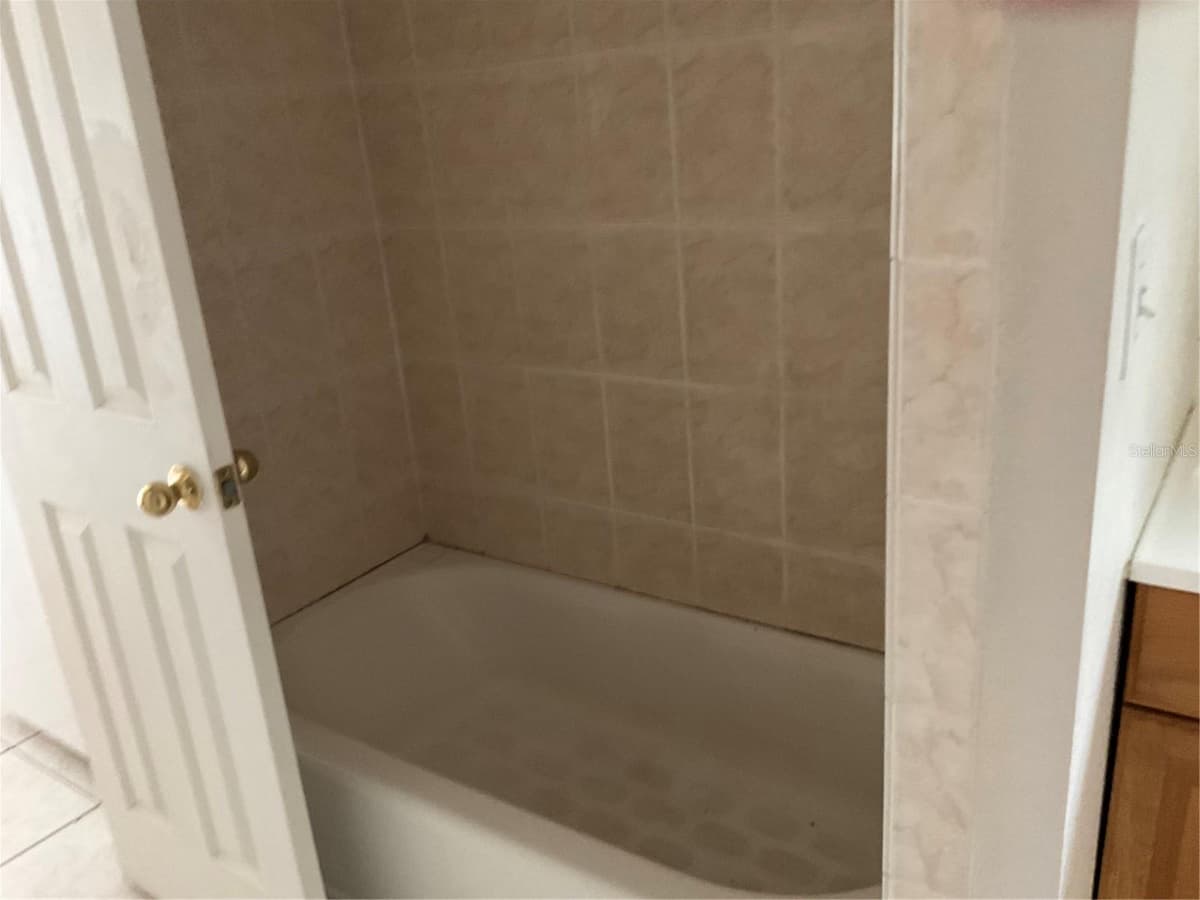 2121 LAKEVIEW DRIVE — photo 10 of 25