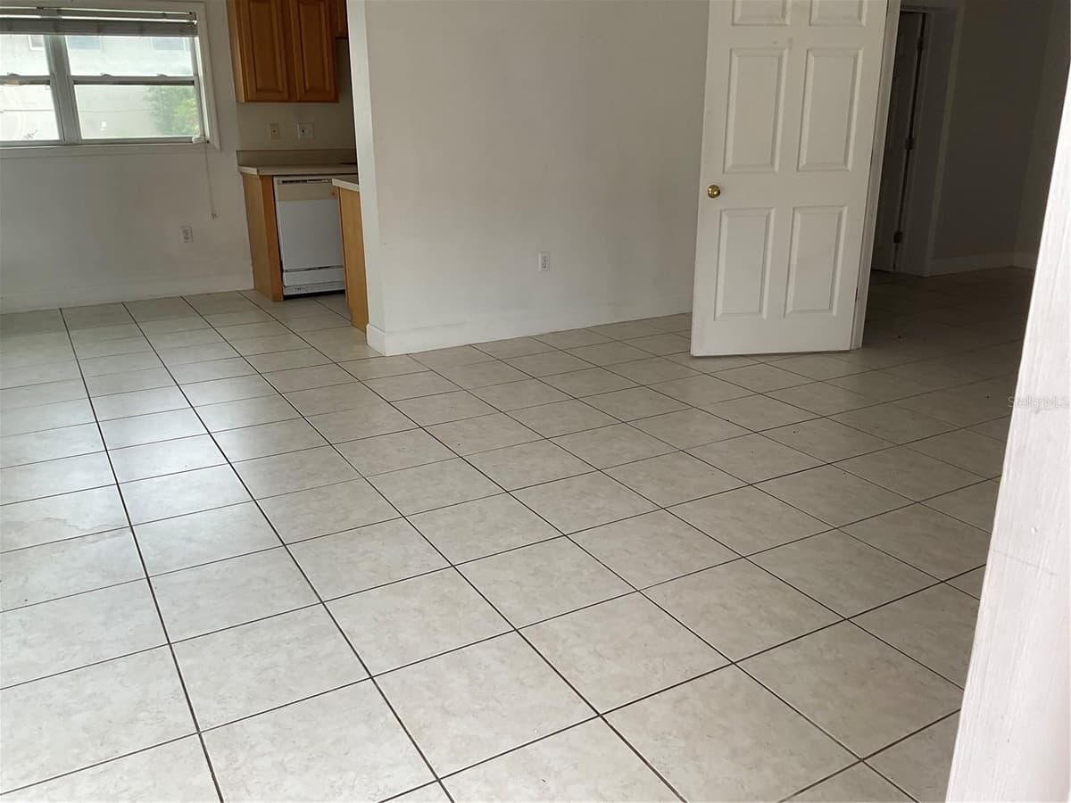 2121 LAKEVIEW DRIVE — photo 7 of 25