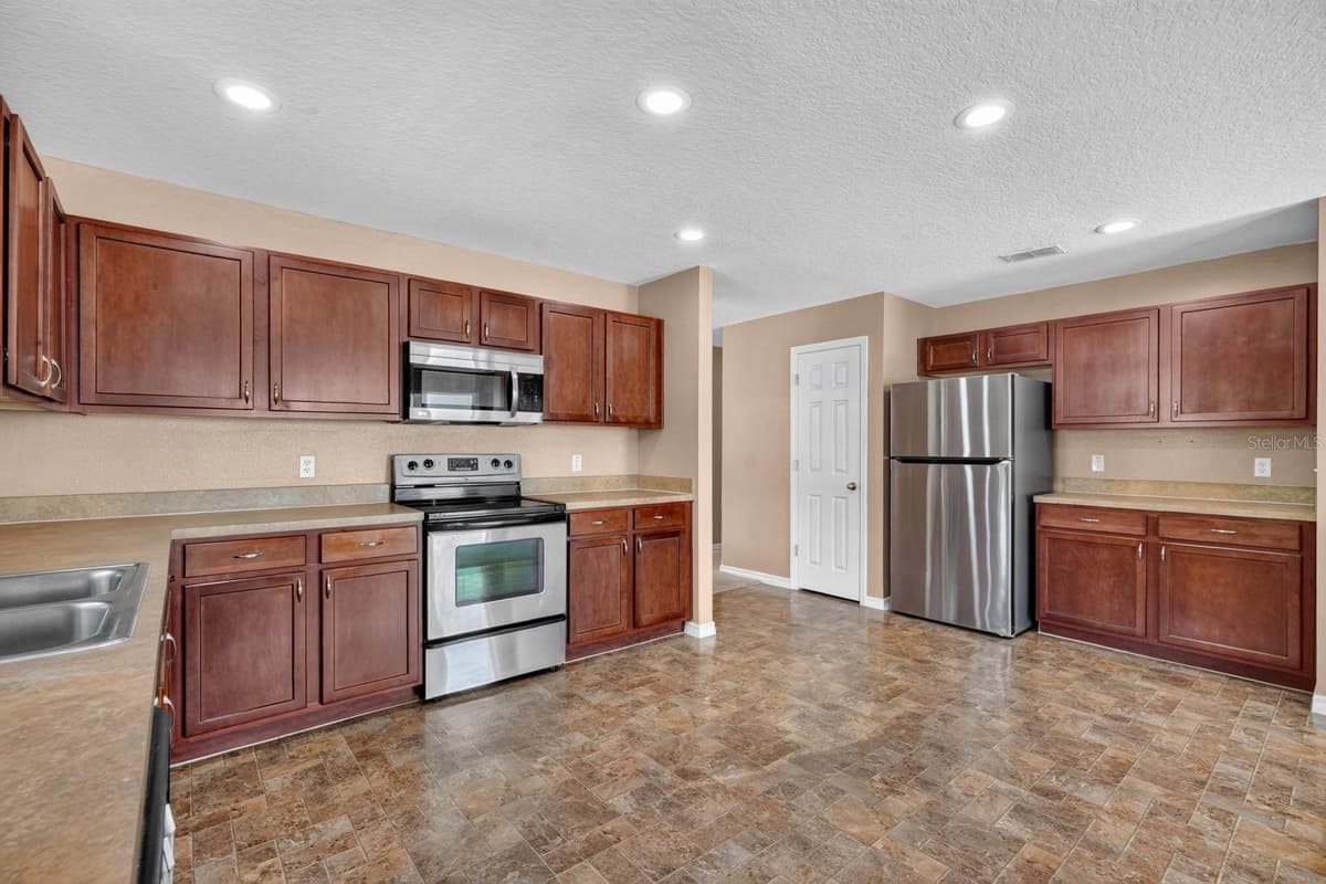 2501 BULLION LOOP — photo 10 of 30