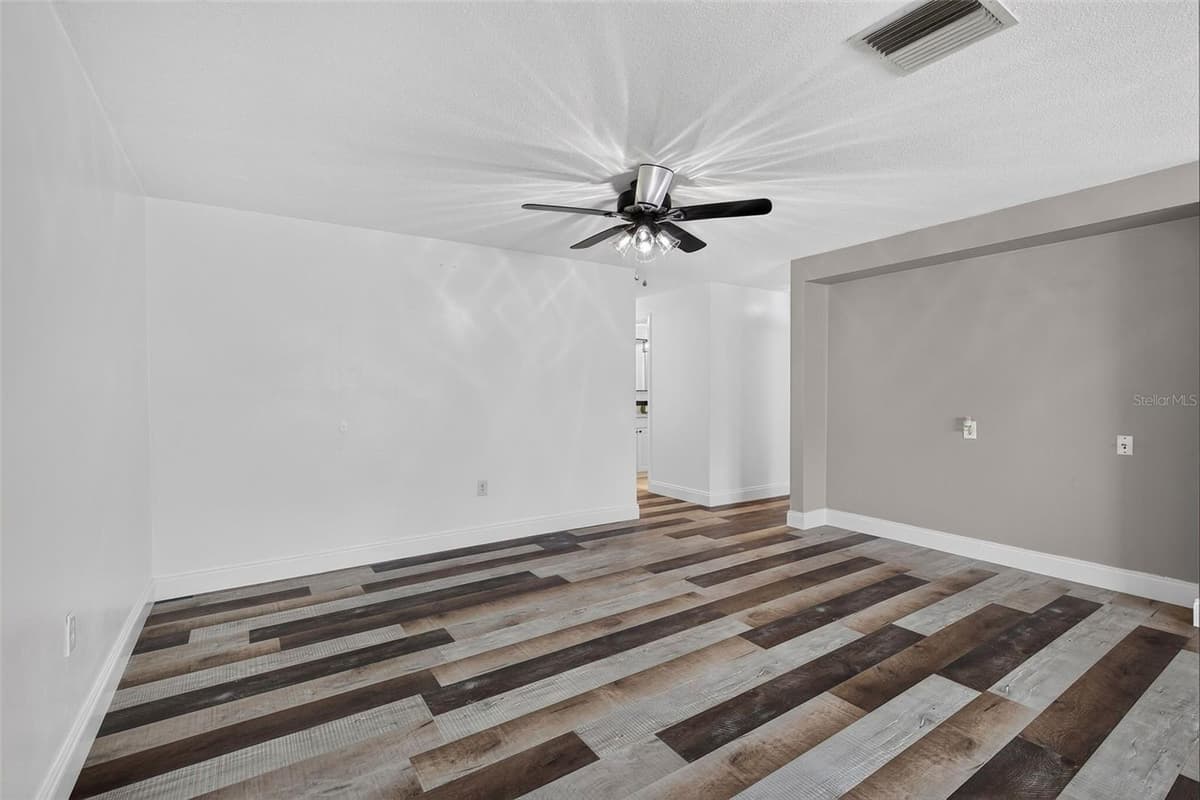 1748 GREENLEA DRIVE — photo 16 of 57