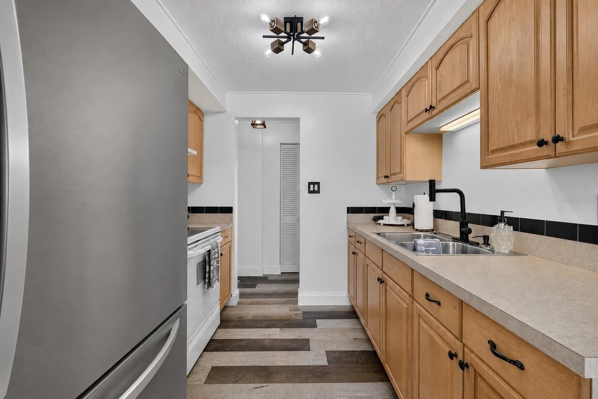 1748 GREENLEA DRIVE — photo 9 of 57