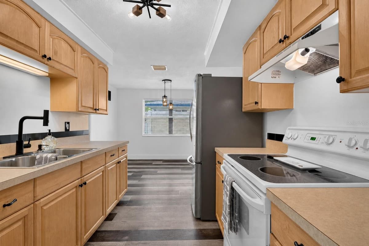 1748 GREENLEA DRIVE — photo 10 of 57