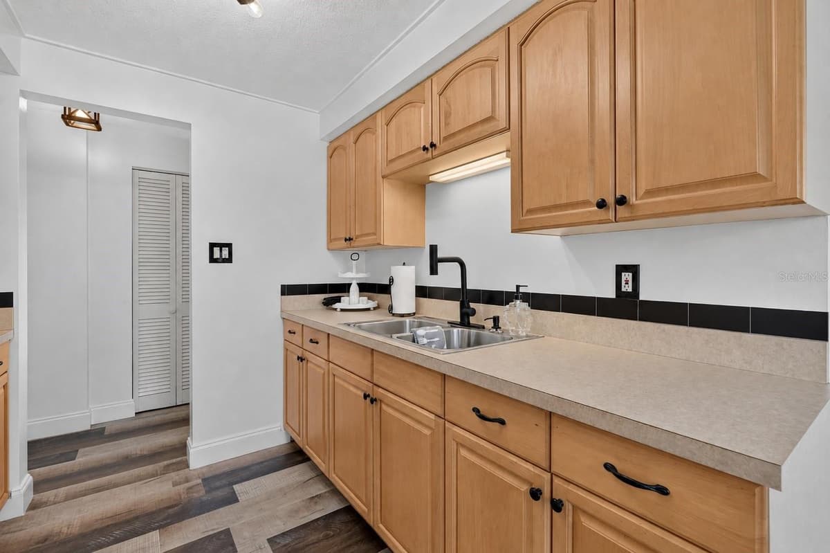 1748 GREENLEA DRIVE — photo 12 of 57