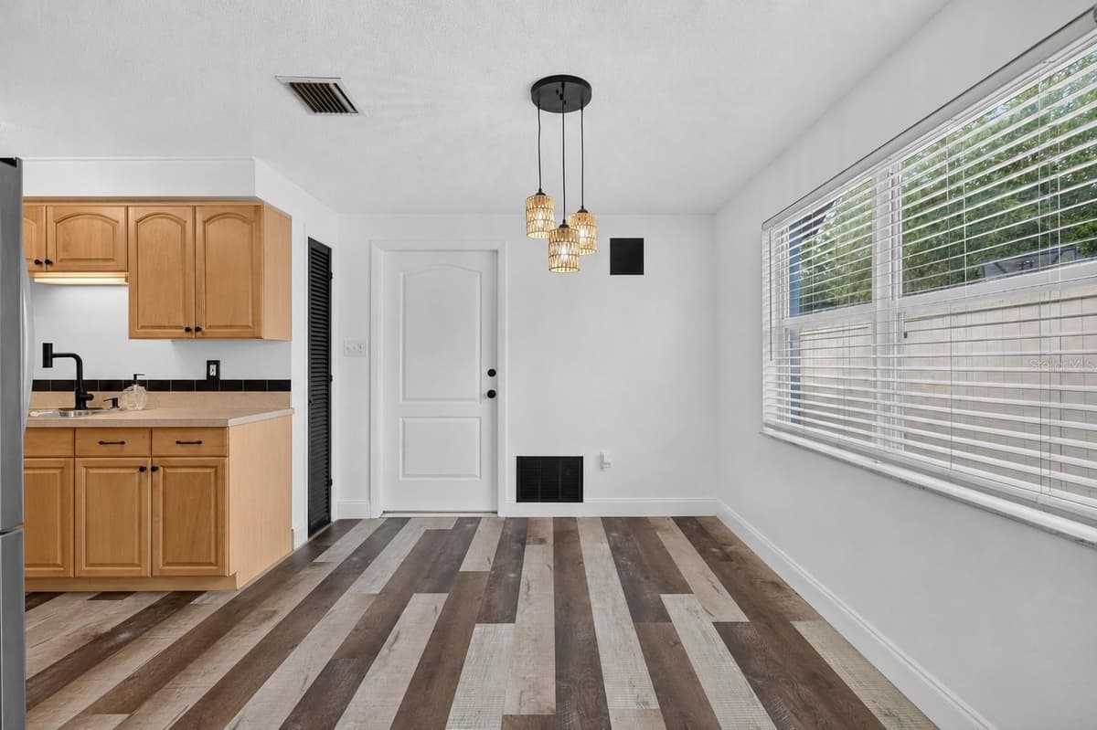 1748 GREENLEA DRIVE — photo 13 of 57