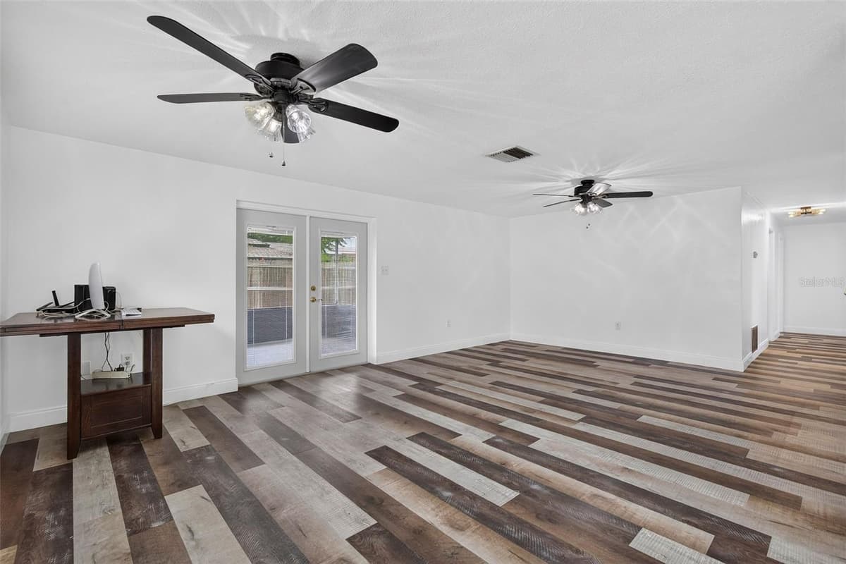 1748 GREENLEA DRIVE — photo 18 of 57