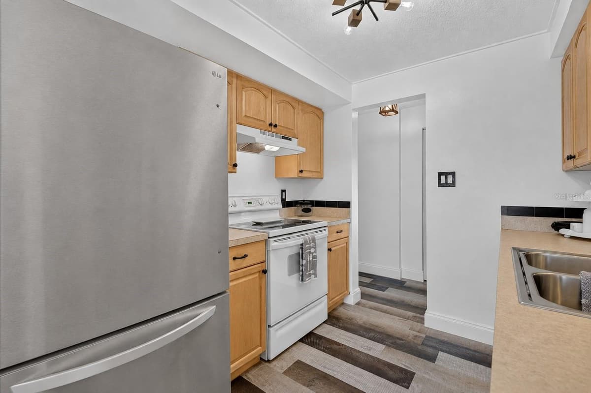 1748 GREENLEA DRIVE — photo 11 of 57