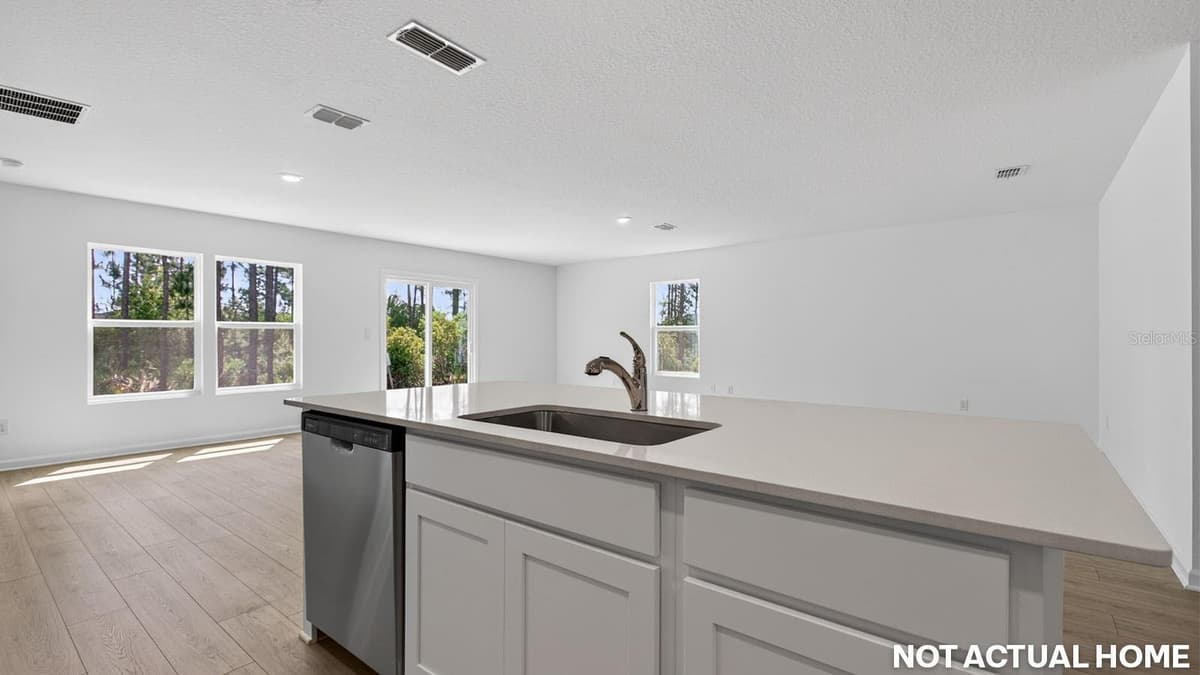 244 HAWTHORN AVENUE — photo 7 of 37