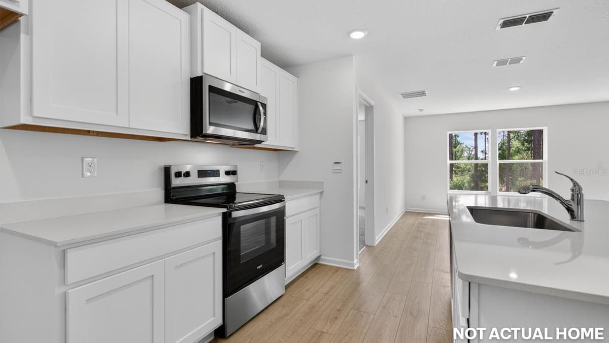 244 HAWTHORN AVENUE — photo 6 of 37