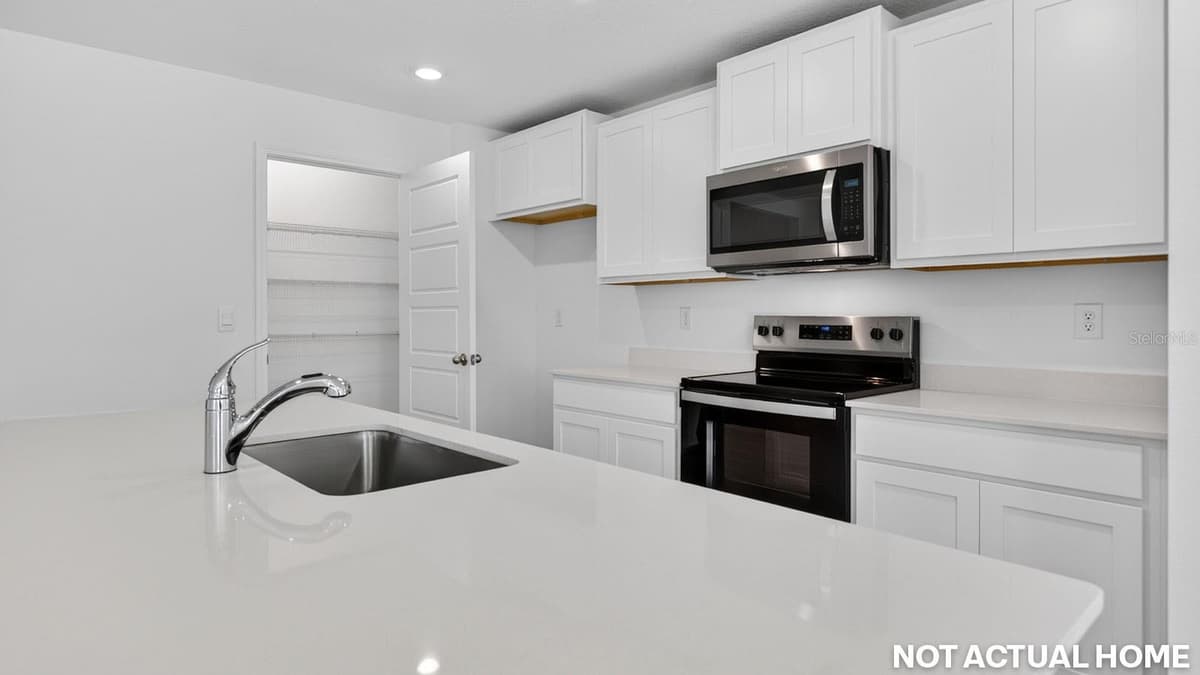 244 HAWTHORN AVENUE — photo 5 of 37