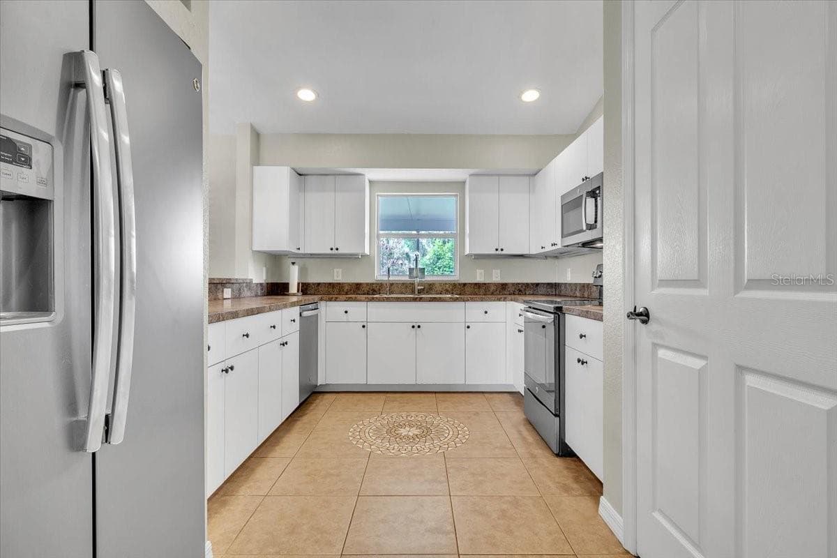 25435 AREQUIPA DRIVE — photo 10 of 39
