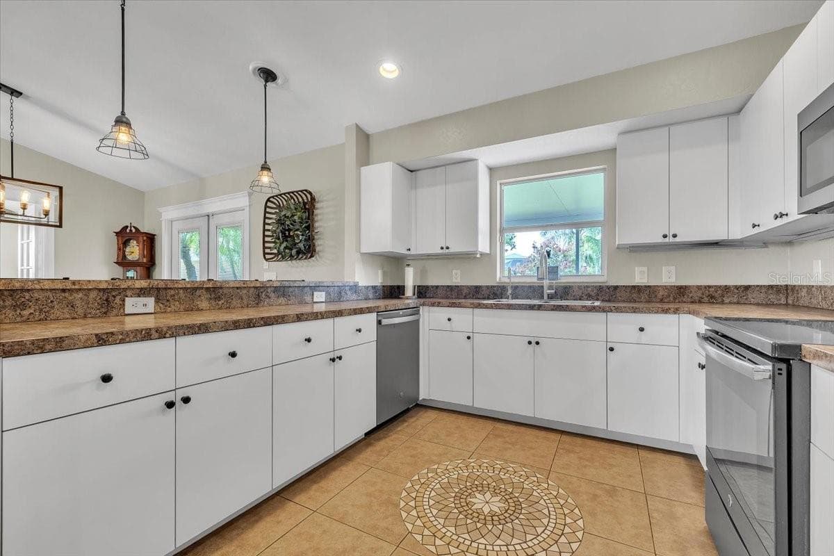 25435 AREQUIPA DRIVE — photo 12 of 39