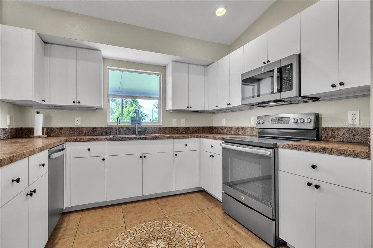 25435 AREQUIPA DRIVE — photo 11 of 39