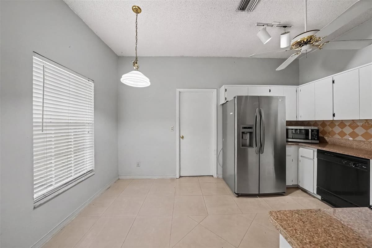 888 FRANKLIN CIRCLE — photo 3 of 26