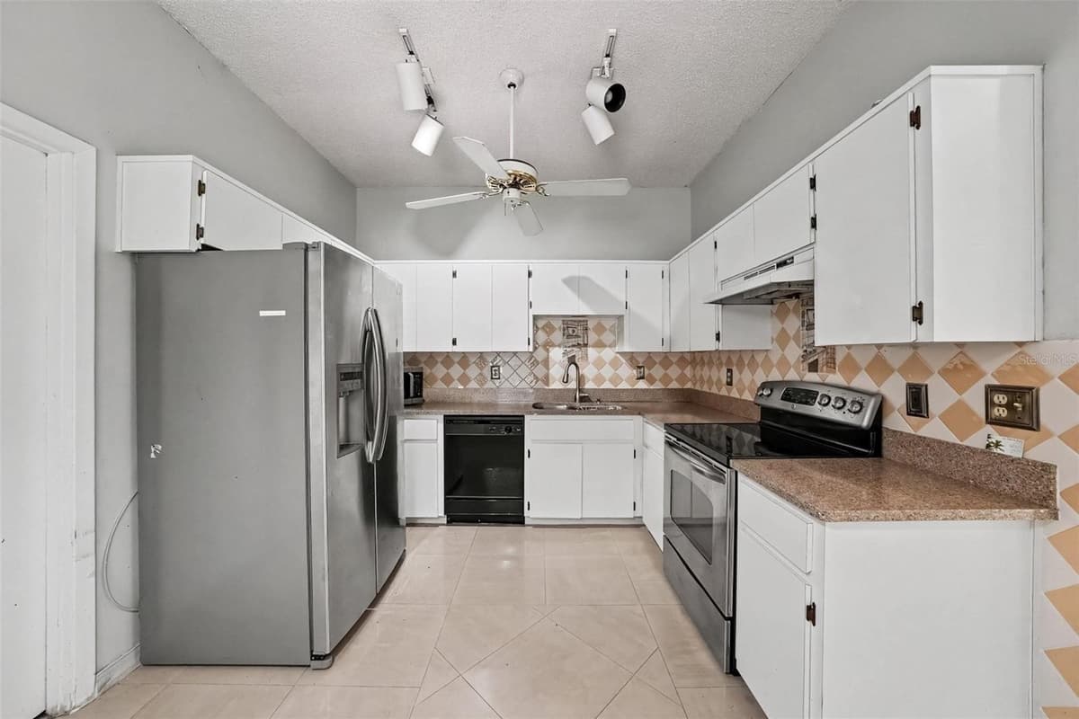 888 FRANKLIN CIRCLE — photo 13 of 26