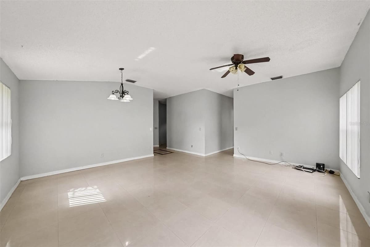 888 FRANKLIN CIRCLE — photo 10 of 26