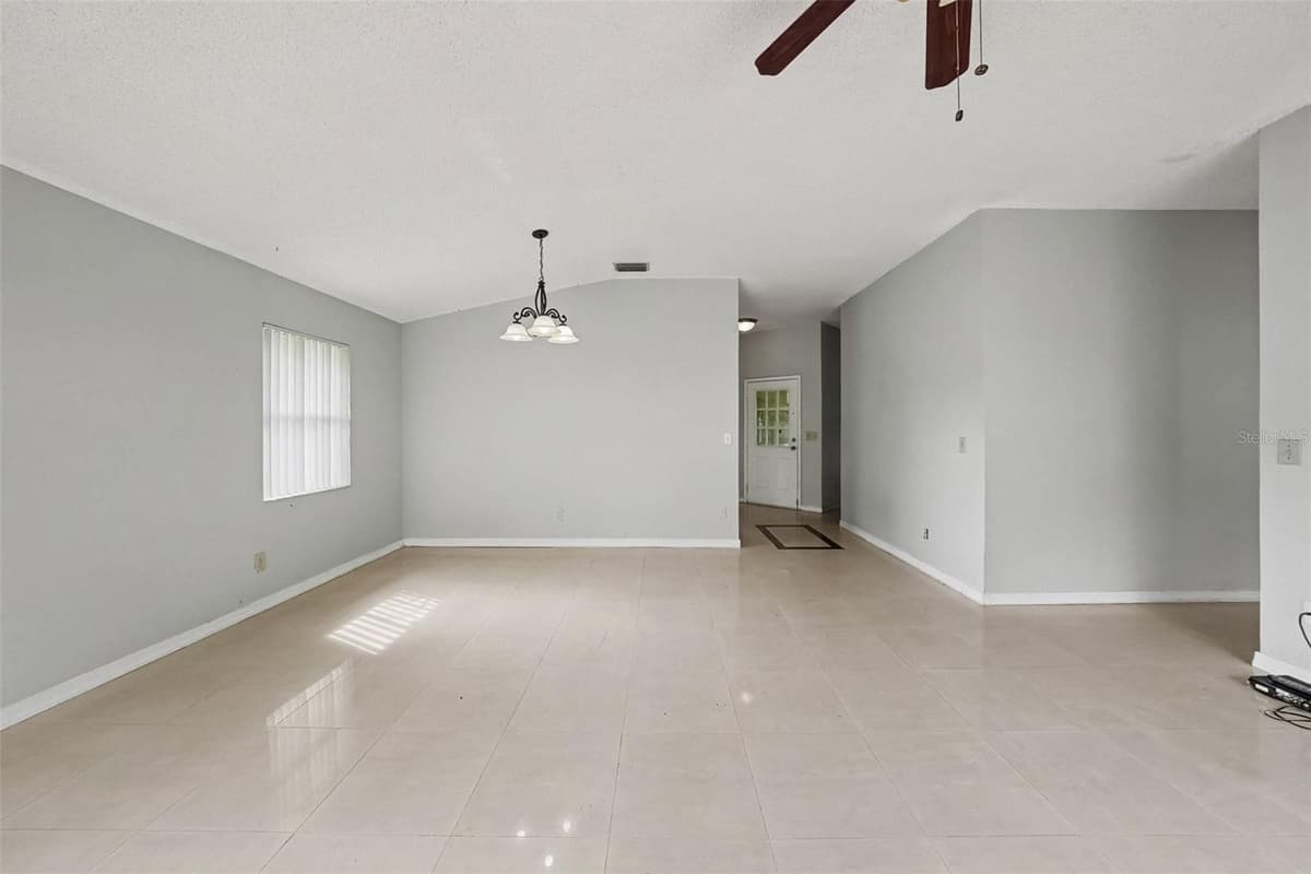 888 FRANKLIN CIRCLE — photo 2 of 26