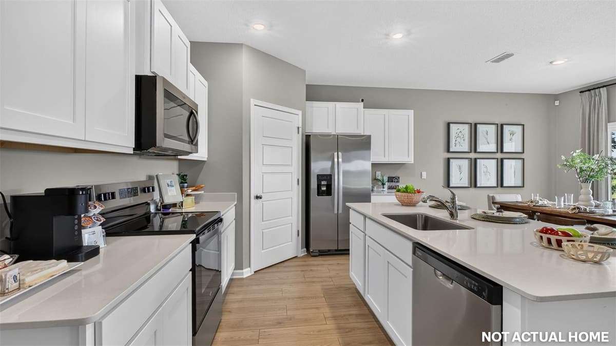 238 HAWTHORN AVENUE — photo 6 of 35