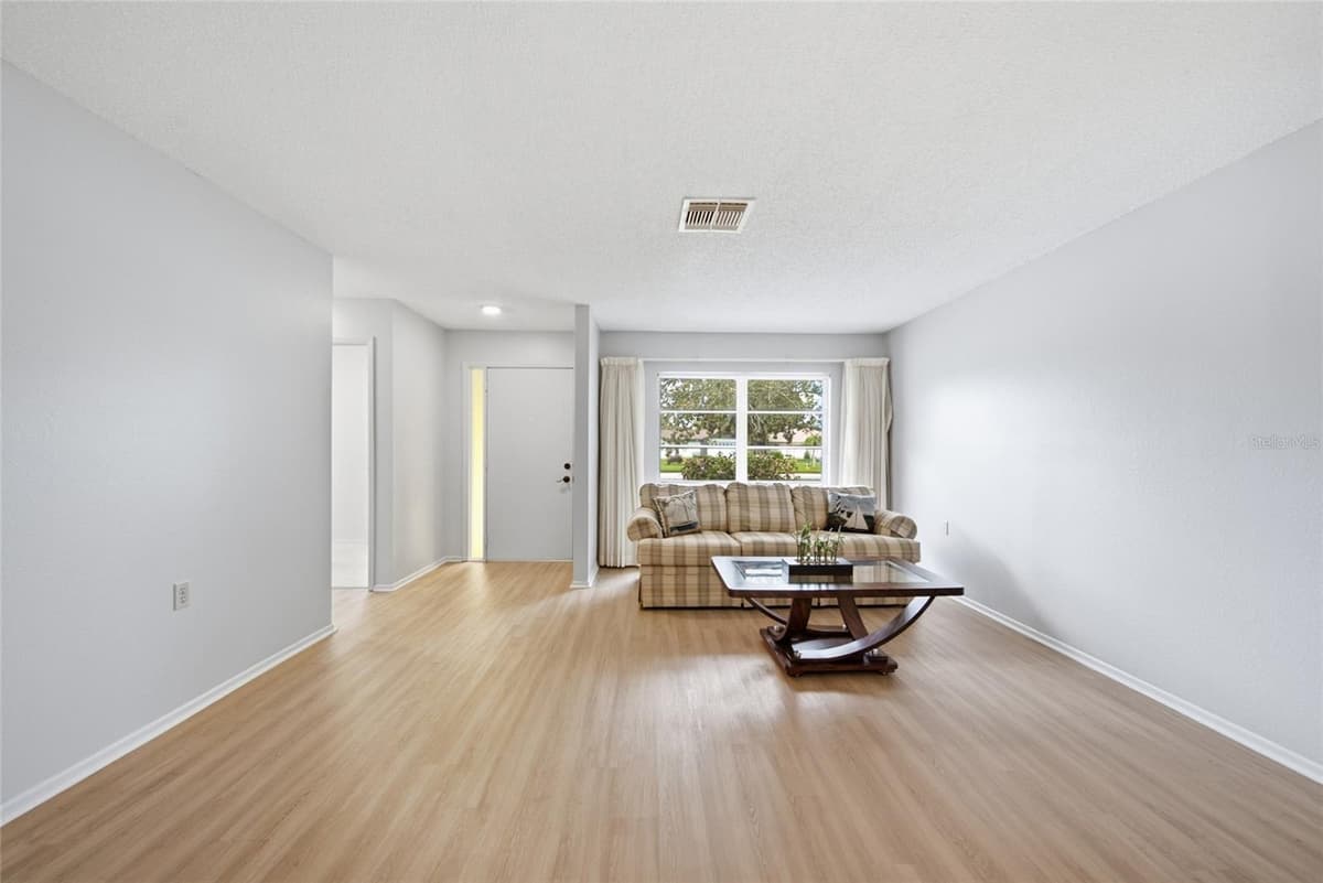 8405 DIVOT WAY — photo 4 of 39