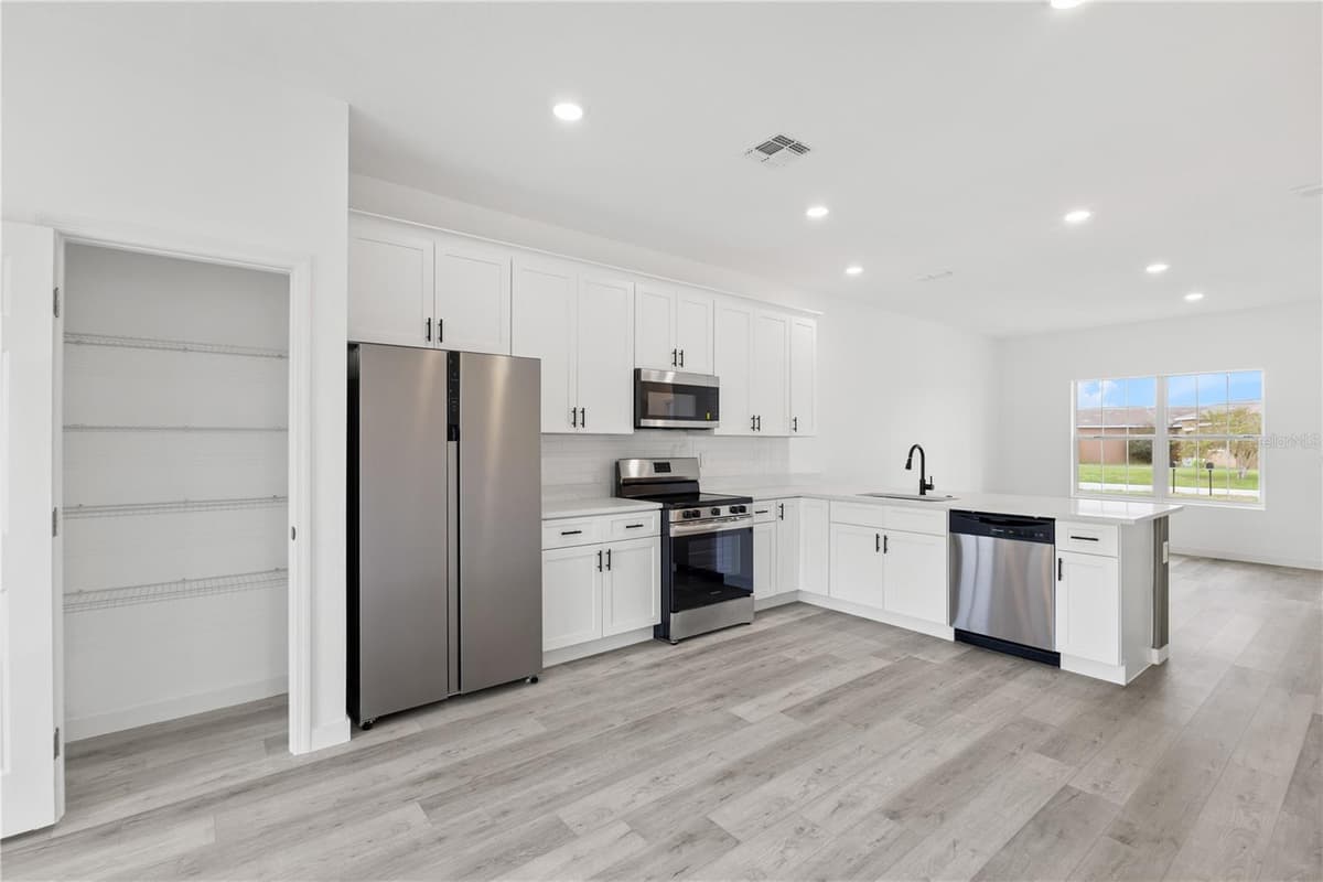 476-474 COLUMBIA COURT — photo 11 of 27
