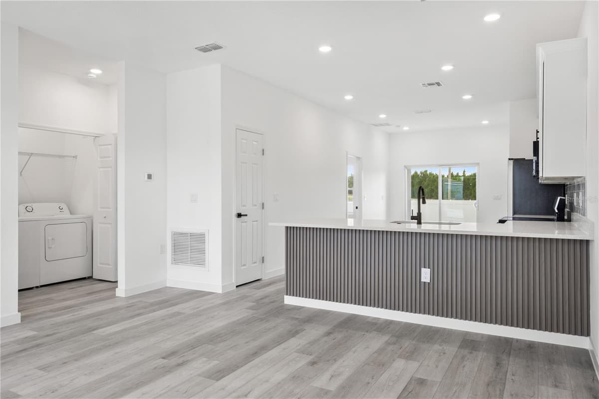 476-474 COLUMBIA COURT — photo 6 of 27