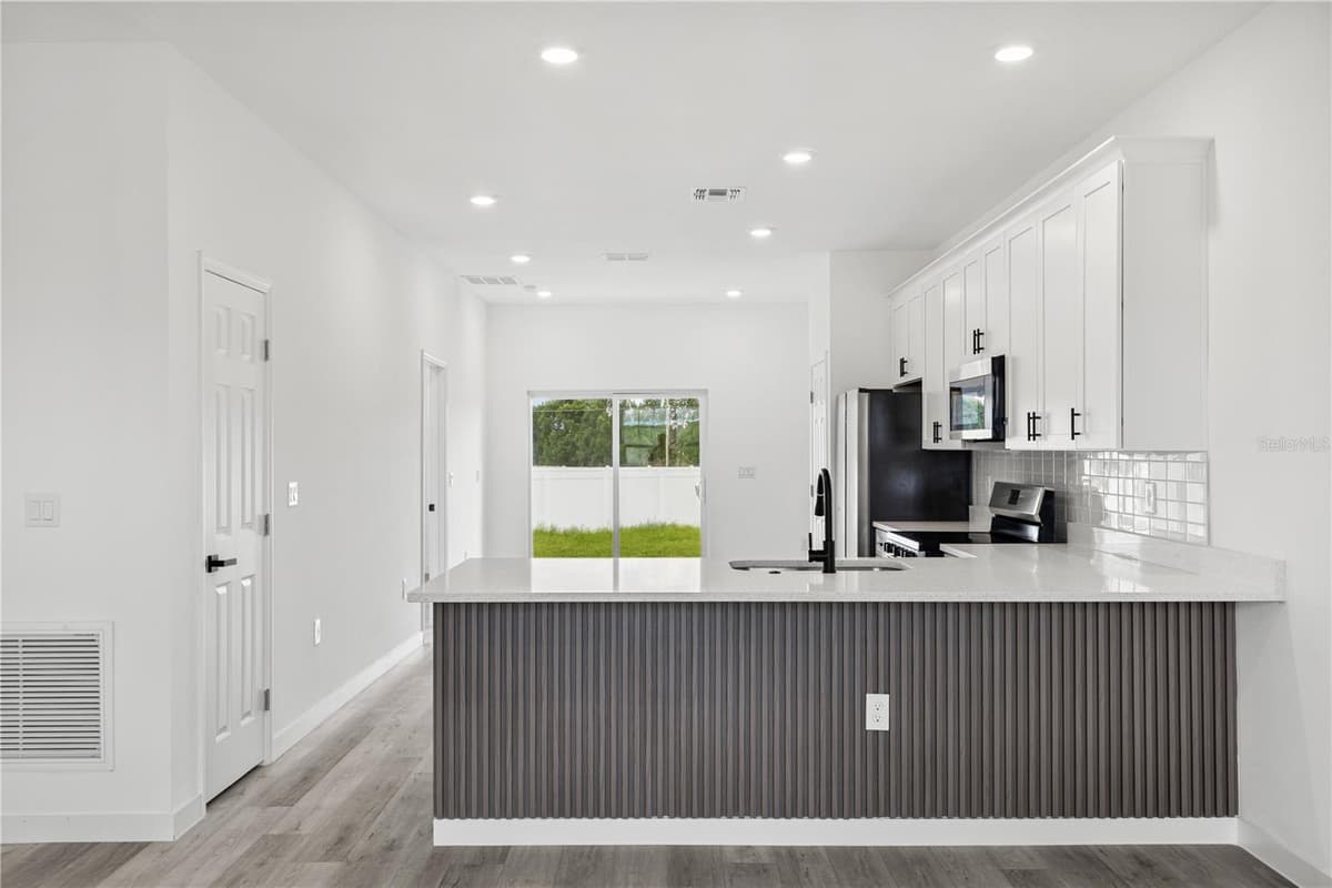 476-474 COLUMBIA COURT — photo 9 of 27